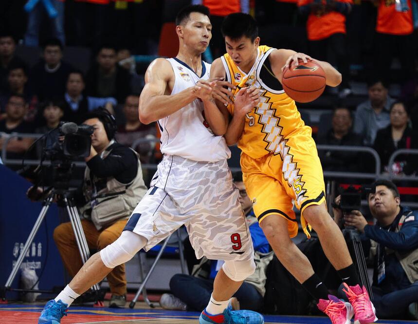 马赛鏖战AC米兰,马尔基尼奥斯一己之力扛起全队的简单介绍 马赛鏖战AC米兰,马尔基尼奥斯一己之力扛起全队的简单介绍