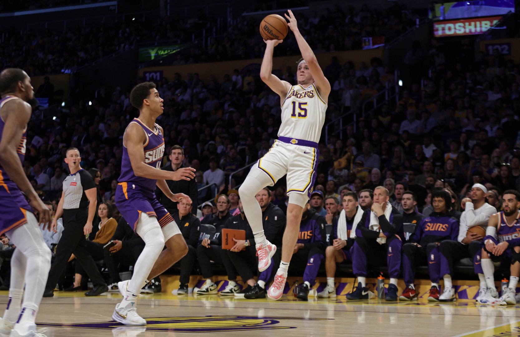 比赛节奏紧凑，双方拼尽全力争夺每一分