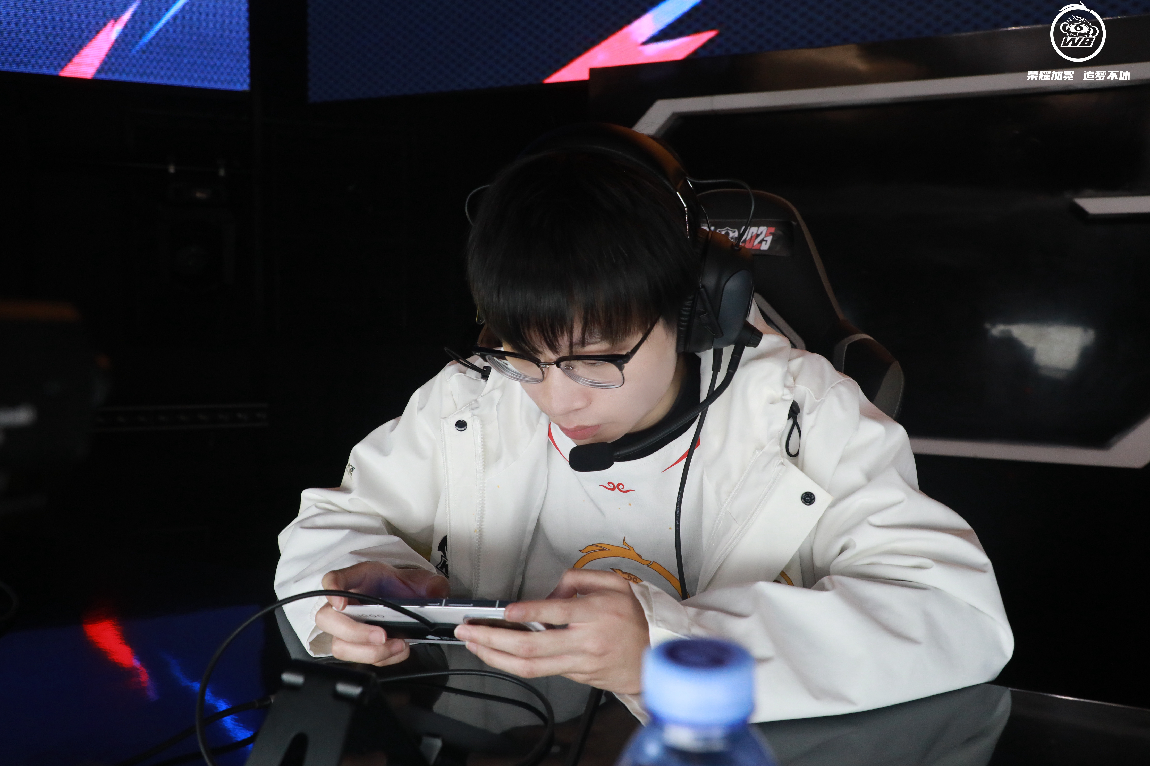 包含WBG碾压BLG，Viper统治全场的词条