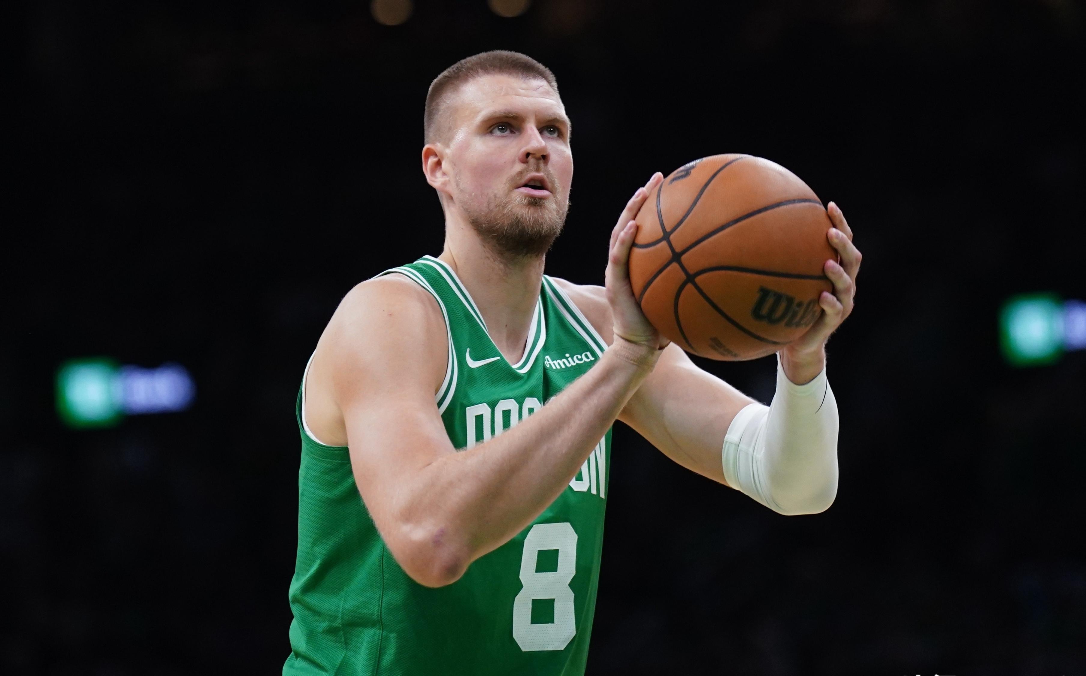 关于马刺轻取凯尔特人B队，波尔津吉斯完成帽子戏法的信息