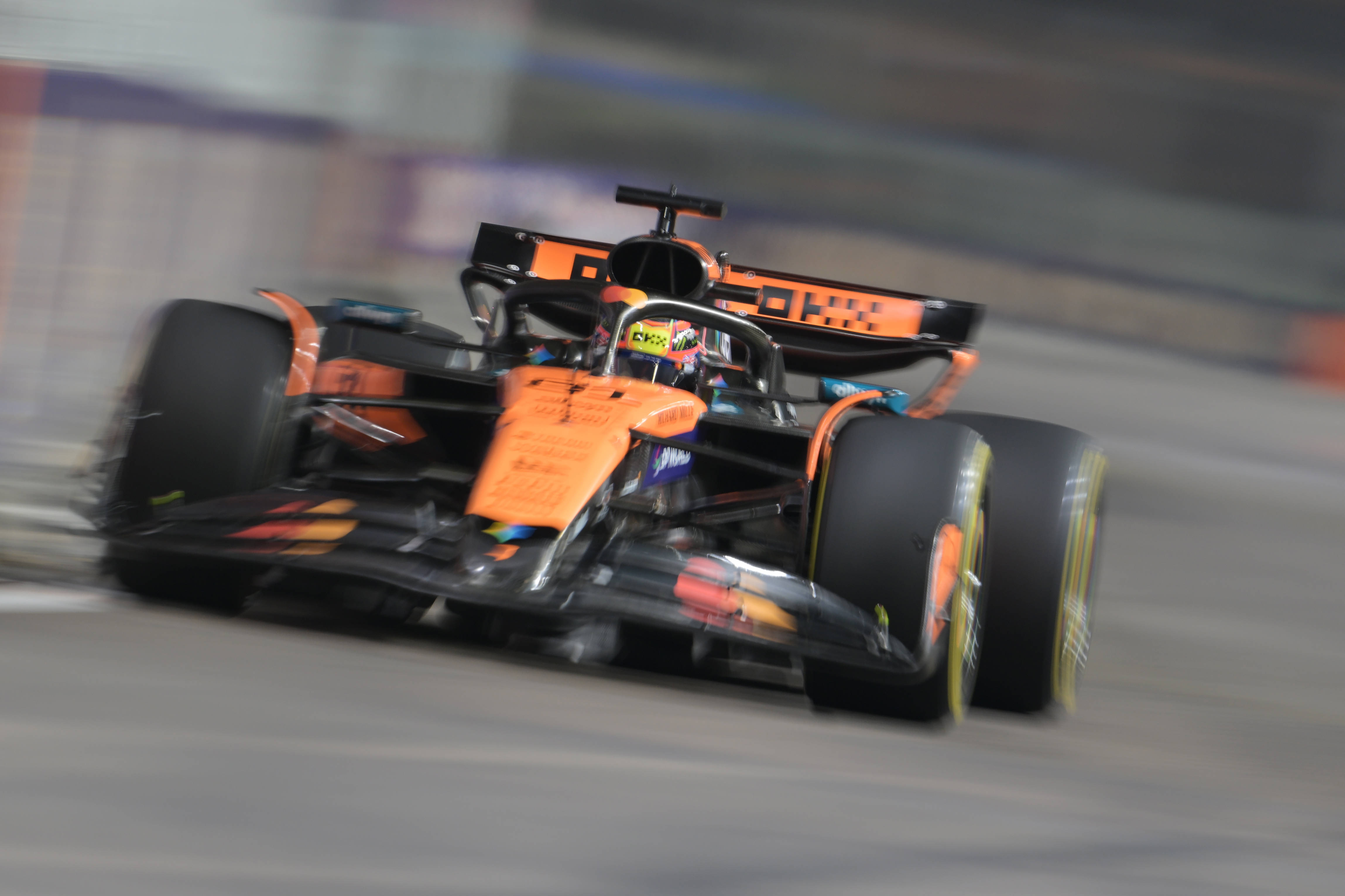 包含红牛车队轻取阿斯顿马丁，皮亚斯特里统治全场的词条