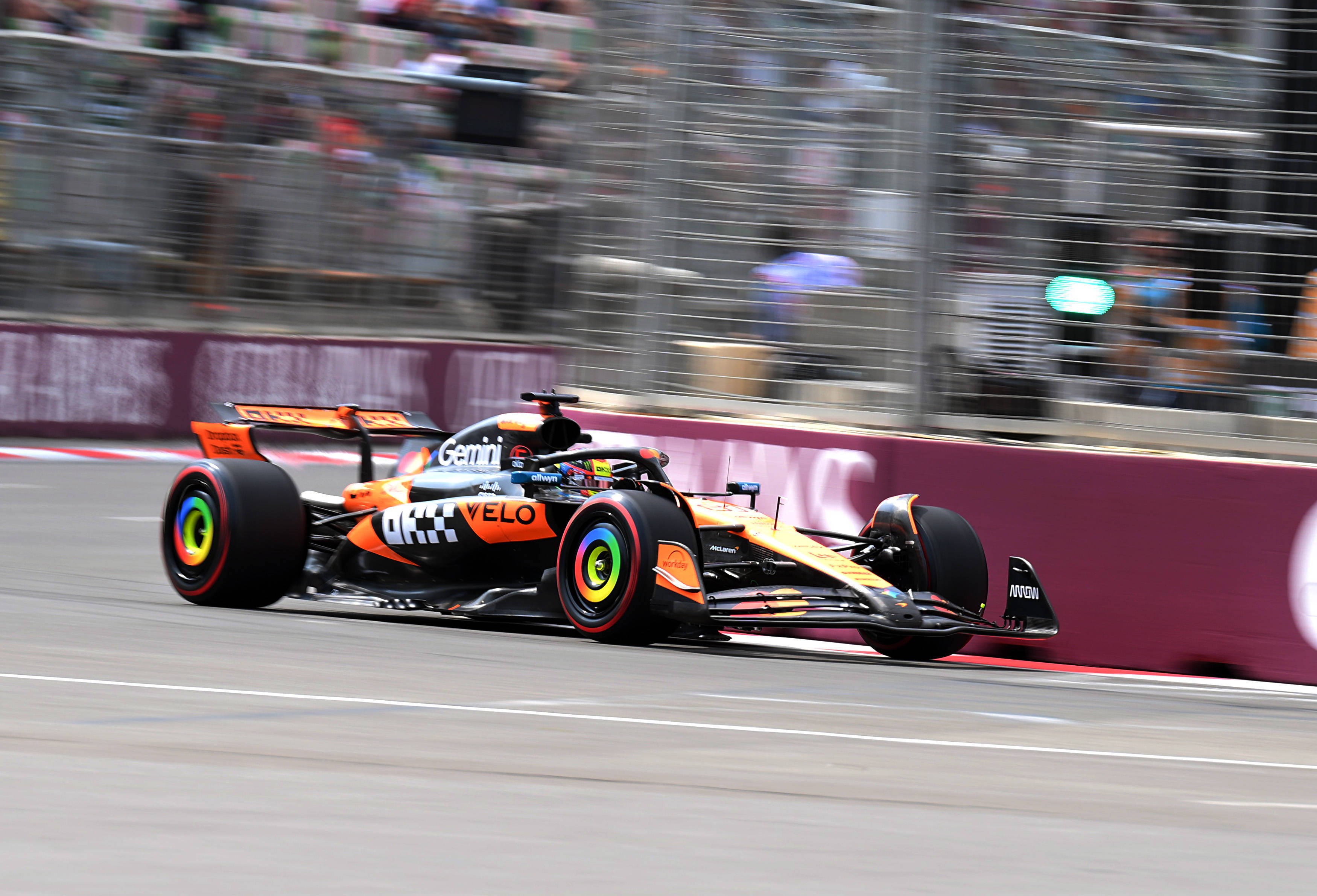 包含红牛车队轻取阿斯顿马丁，皮亚斯特里统治全场的词条