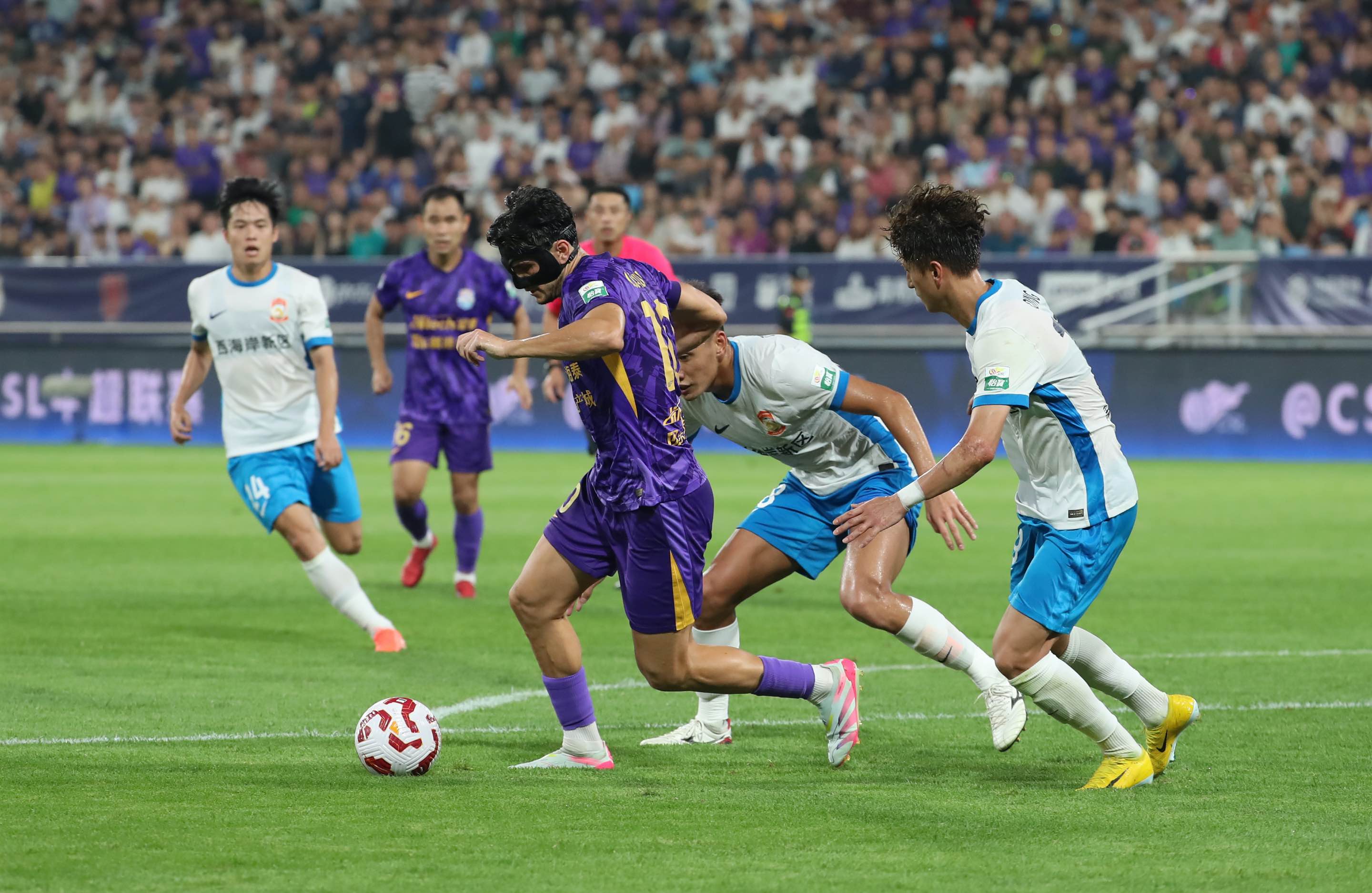 关于球场激战火爆，精彩纷呈场面震撼人心的信息