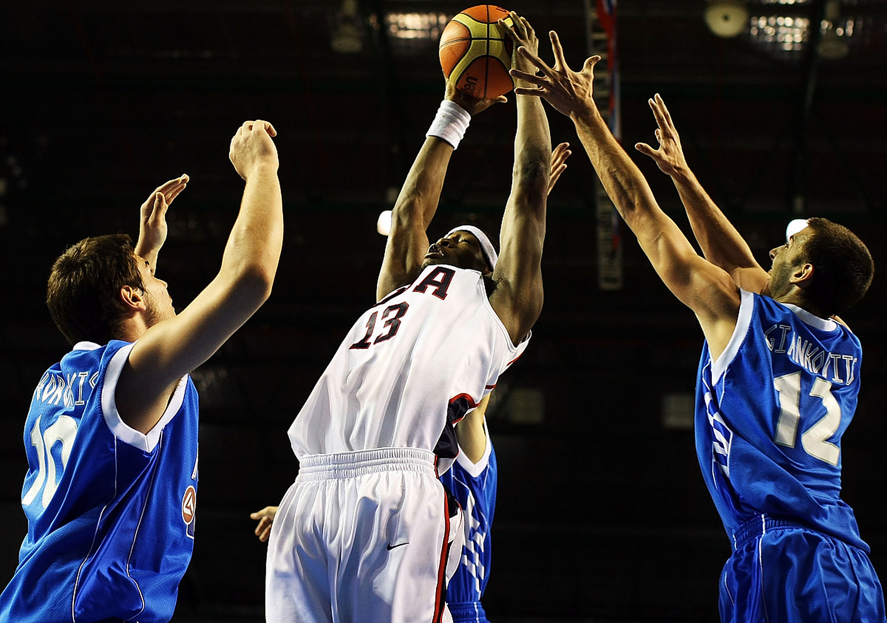 篮球赛场上球员展现出色球技 篮球赛场上球员展现出色球技