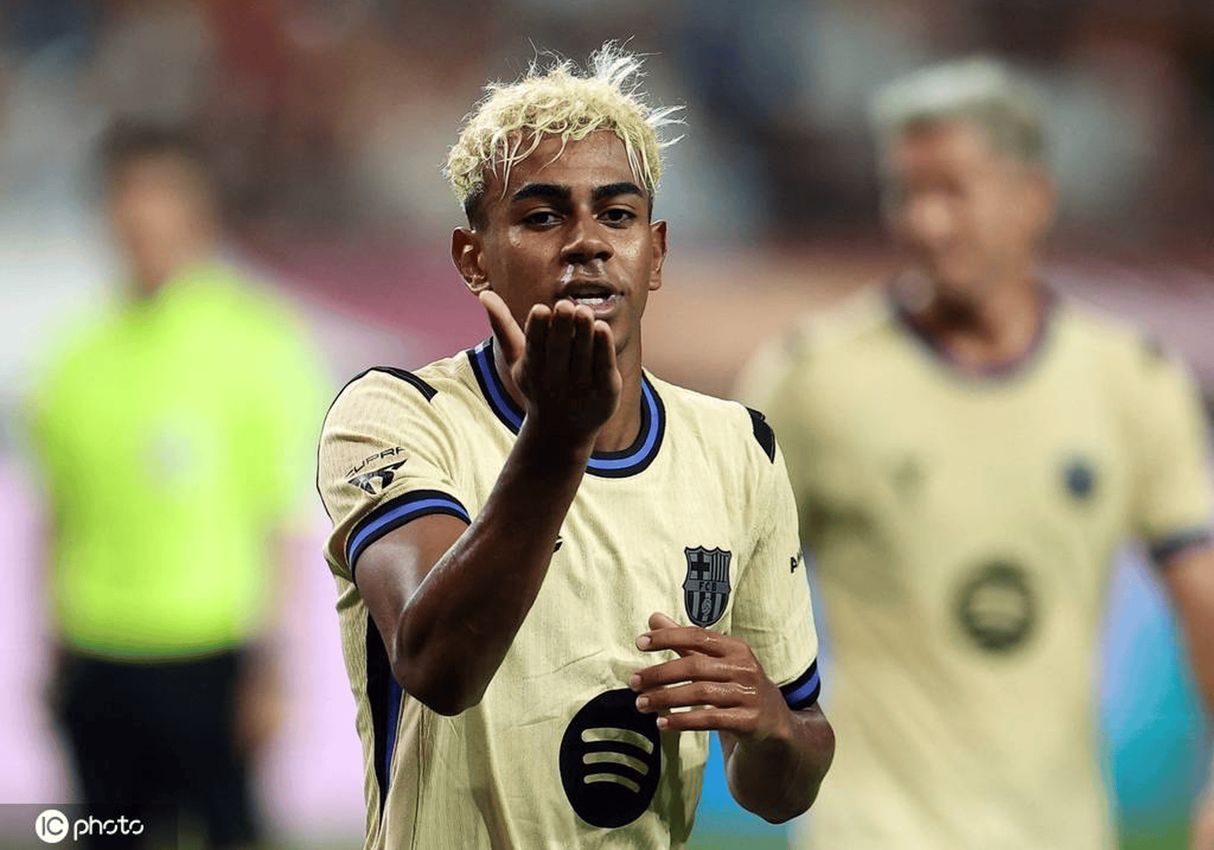 巴塞罗那主场大胜，赢得晋级战役