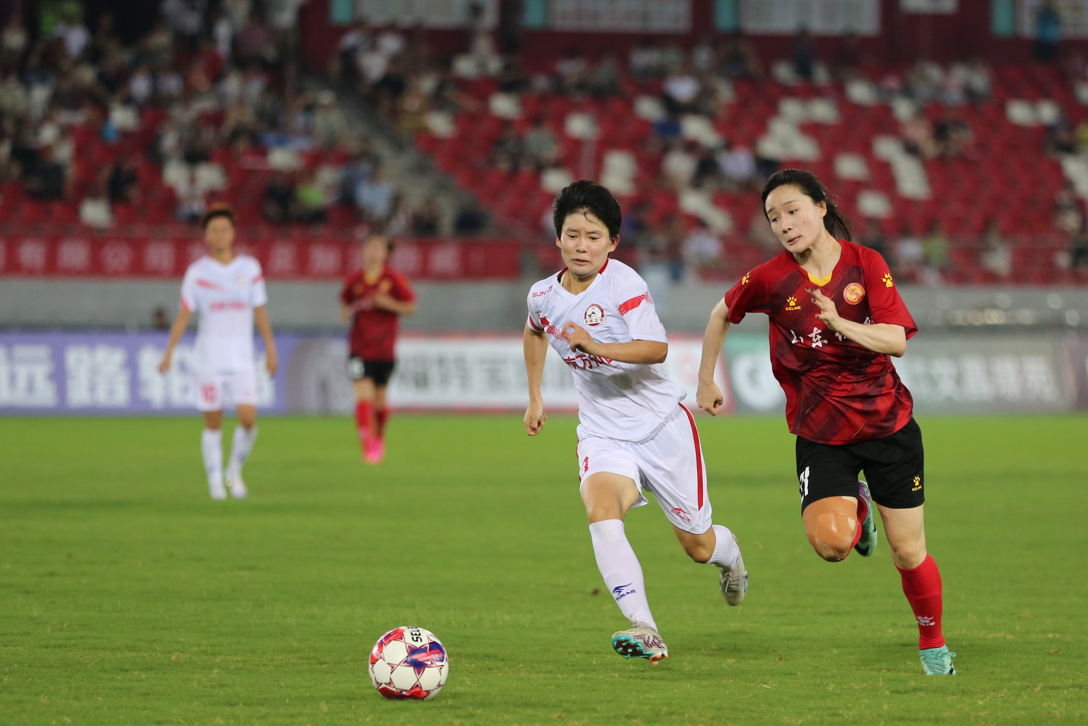 关于女子足球比赛备受观众瞩目，赛场精彩纷呈的信息