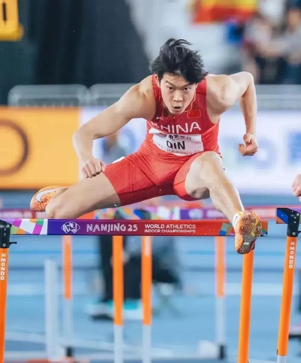 包含铁人三项选手奋勇争先，场上风起云涌的词条