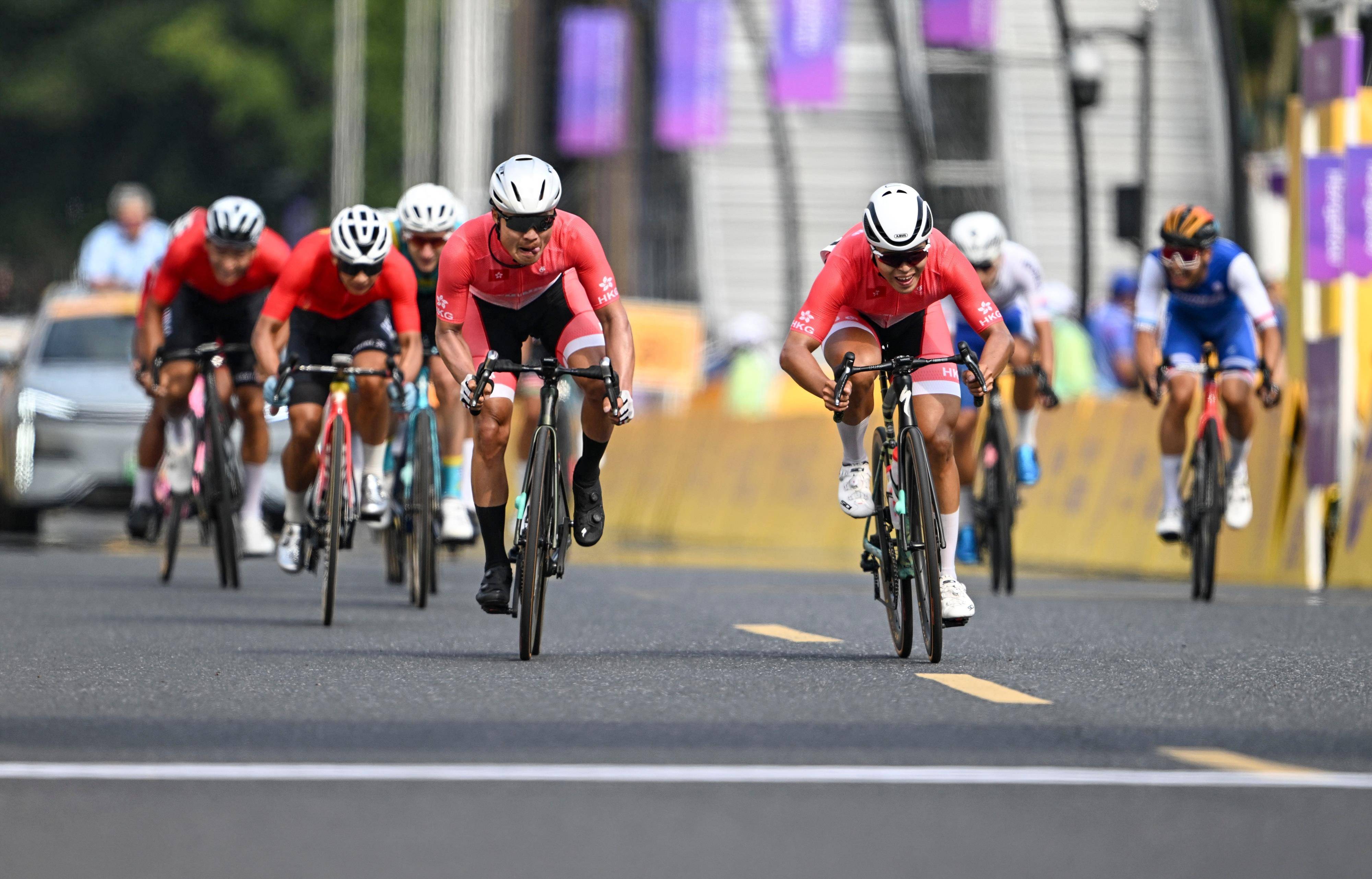 公路自行车比赛选手尽显风采