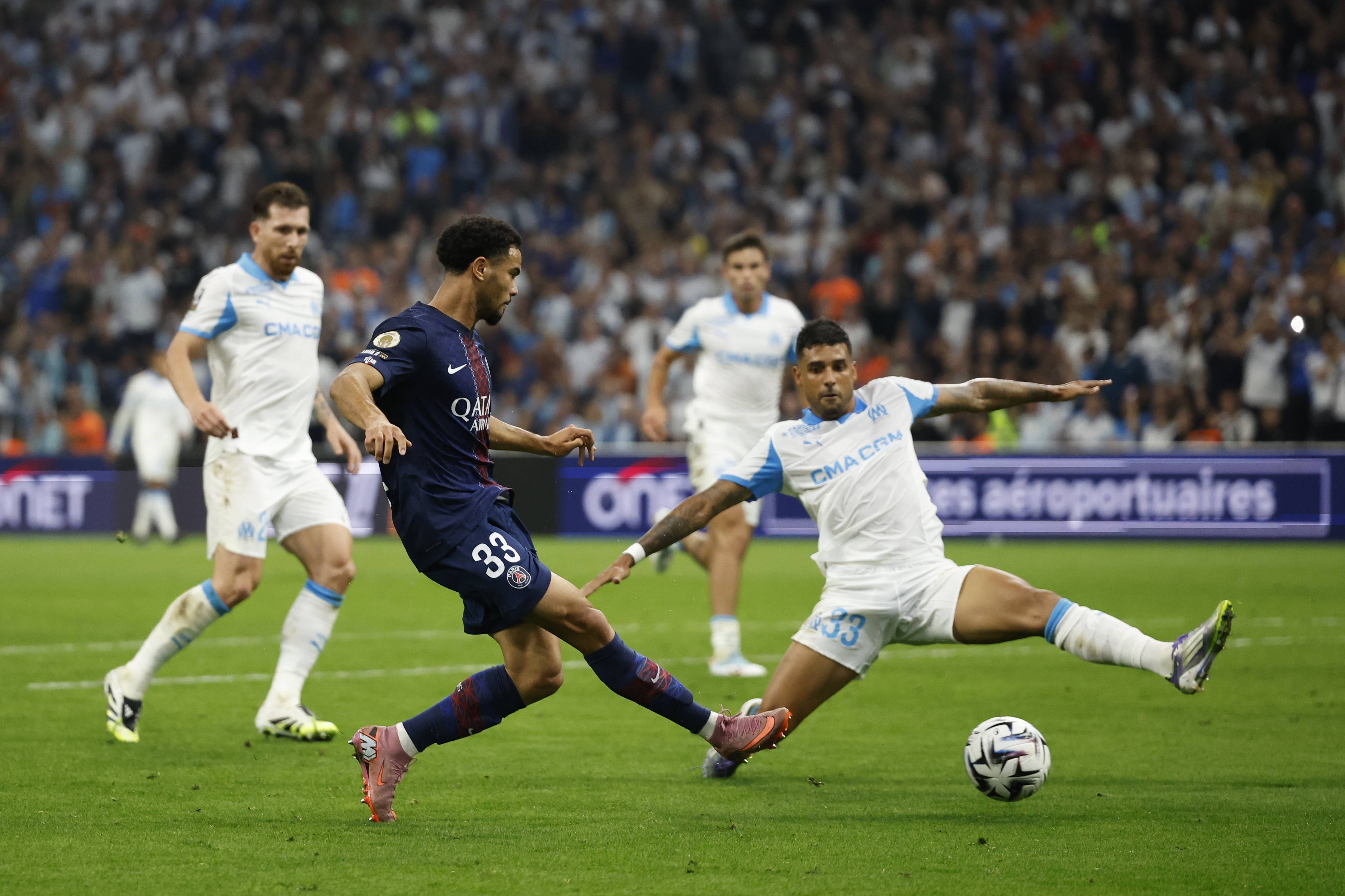 包含摩纳哥后防表现稳健，助球队保持不败的词条