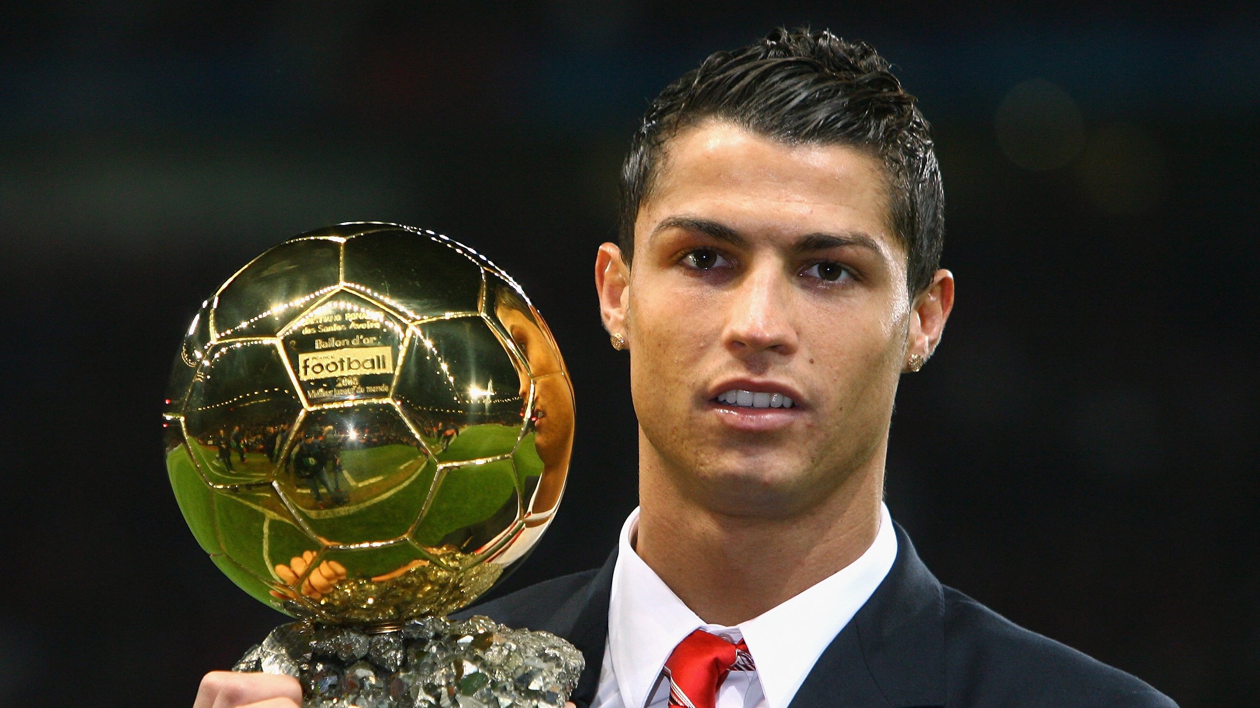 双线焦点，英超争冠白热化，雄鹿收割上海队背后的体育全球化密码