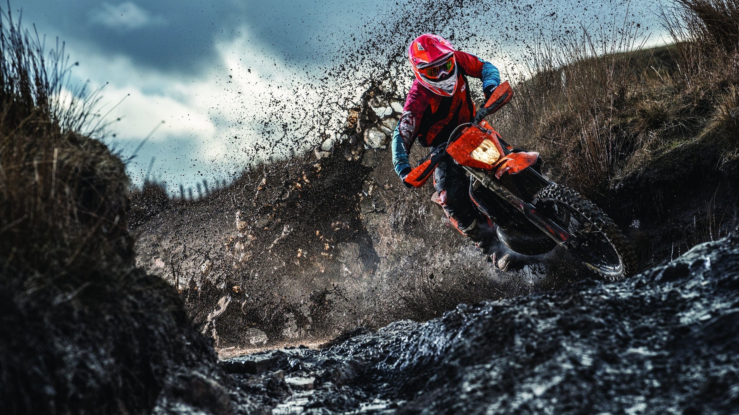 赛道与绿茵，当F1争冠夜遇见萨拉赫生涯之夜